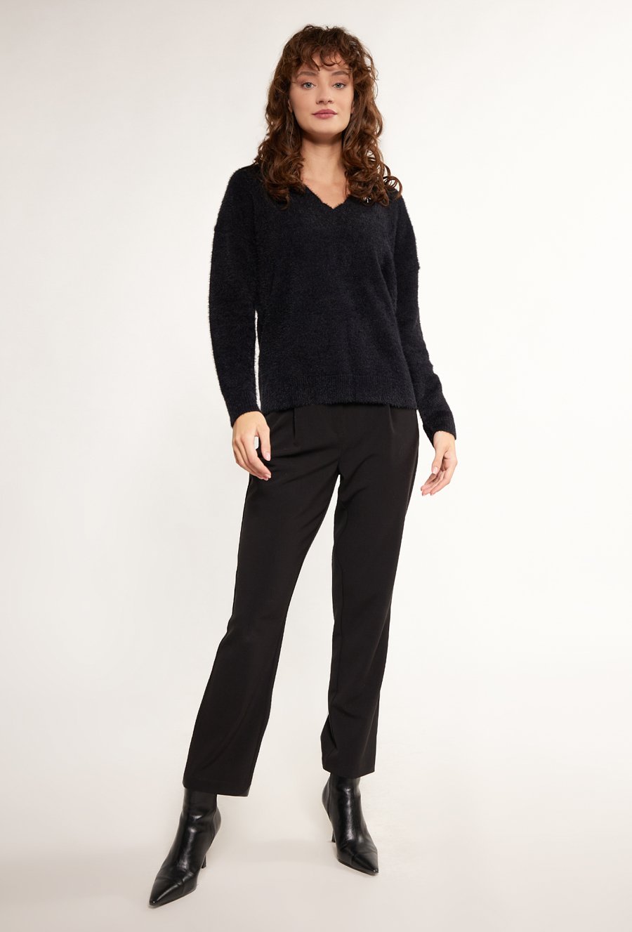 Sweter damski z broszką