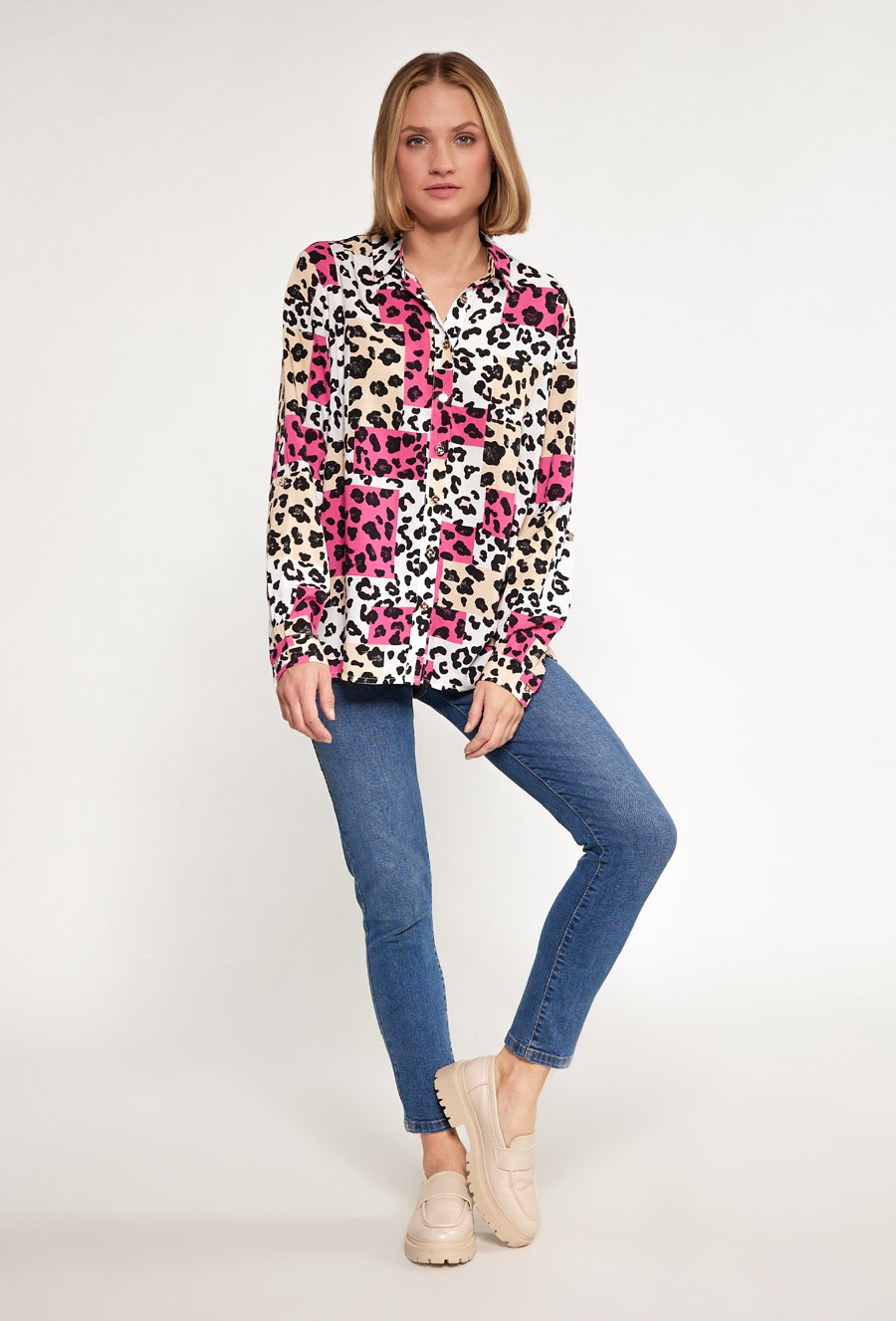 Koszulowa bluzka w zwierzęcy print