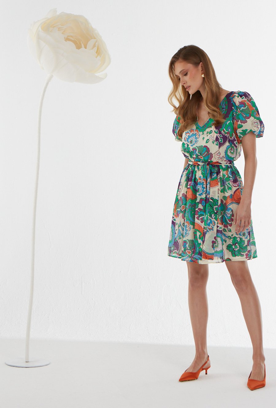 Wiskozowa sukienka w kolorowy wz&oacute;r