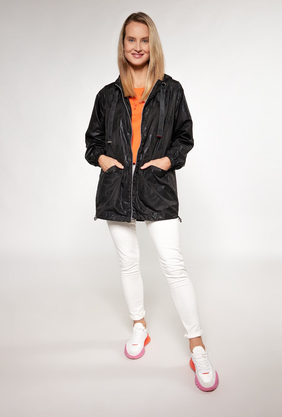 Przejściowa kurtka z logo