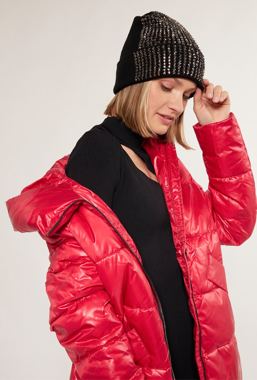 Czapka z dżetową aplikacją