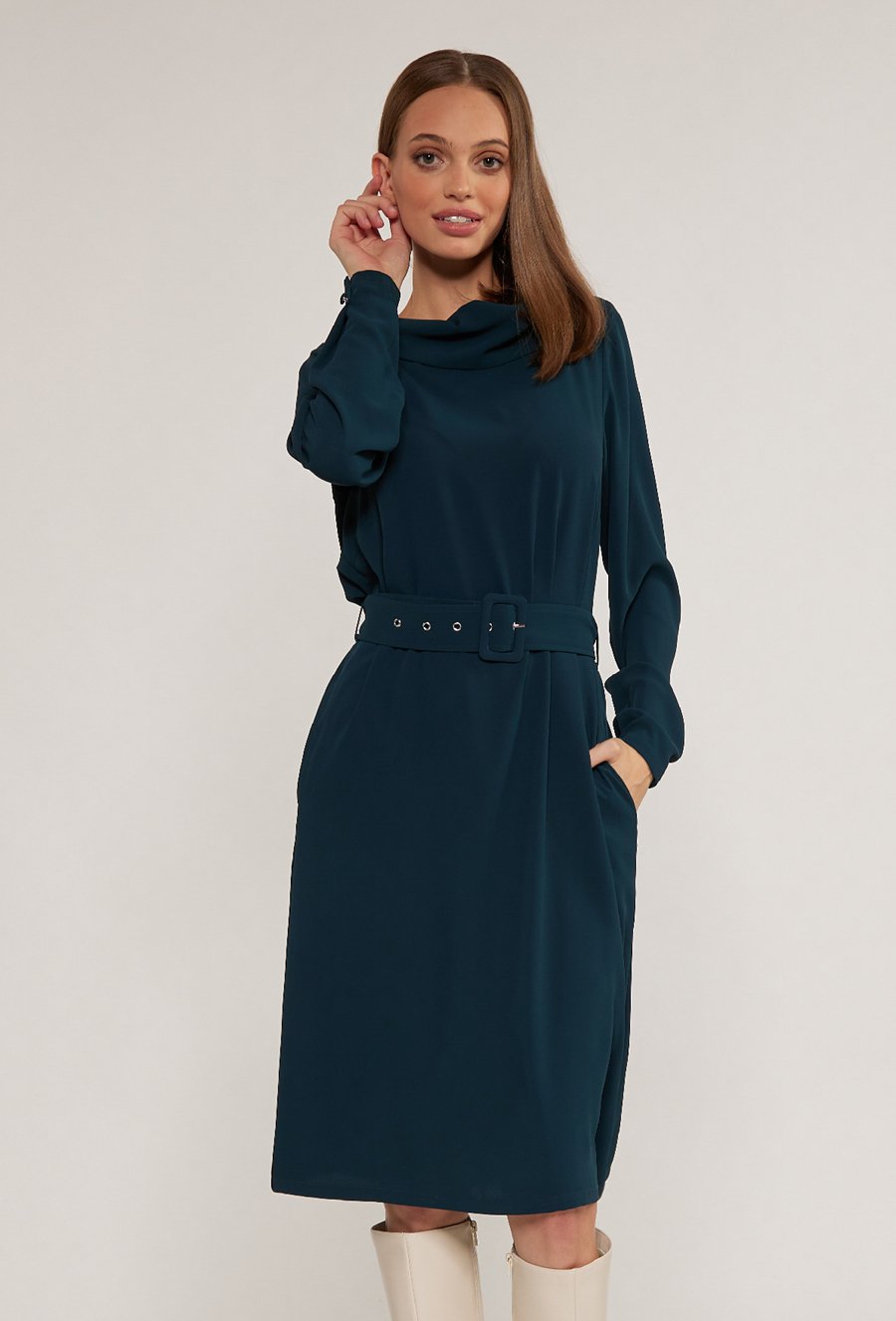 Elegancka sukienka z paskiem