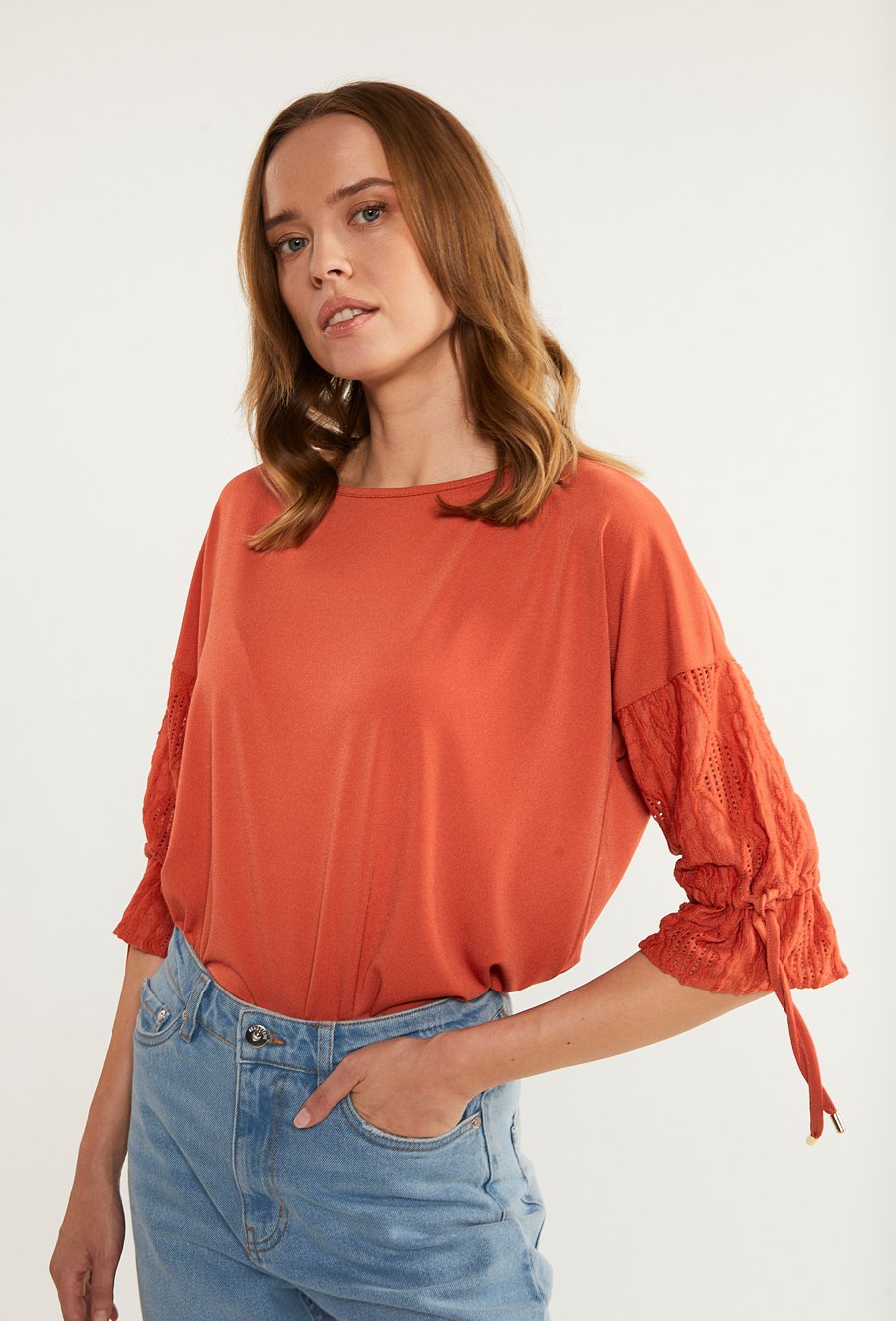 Bluzka z aplikacją na rękawach