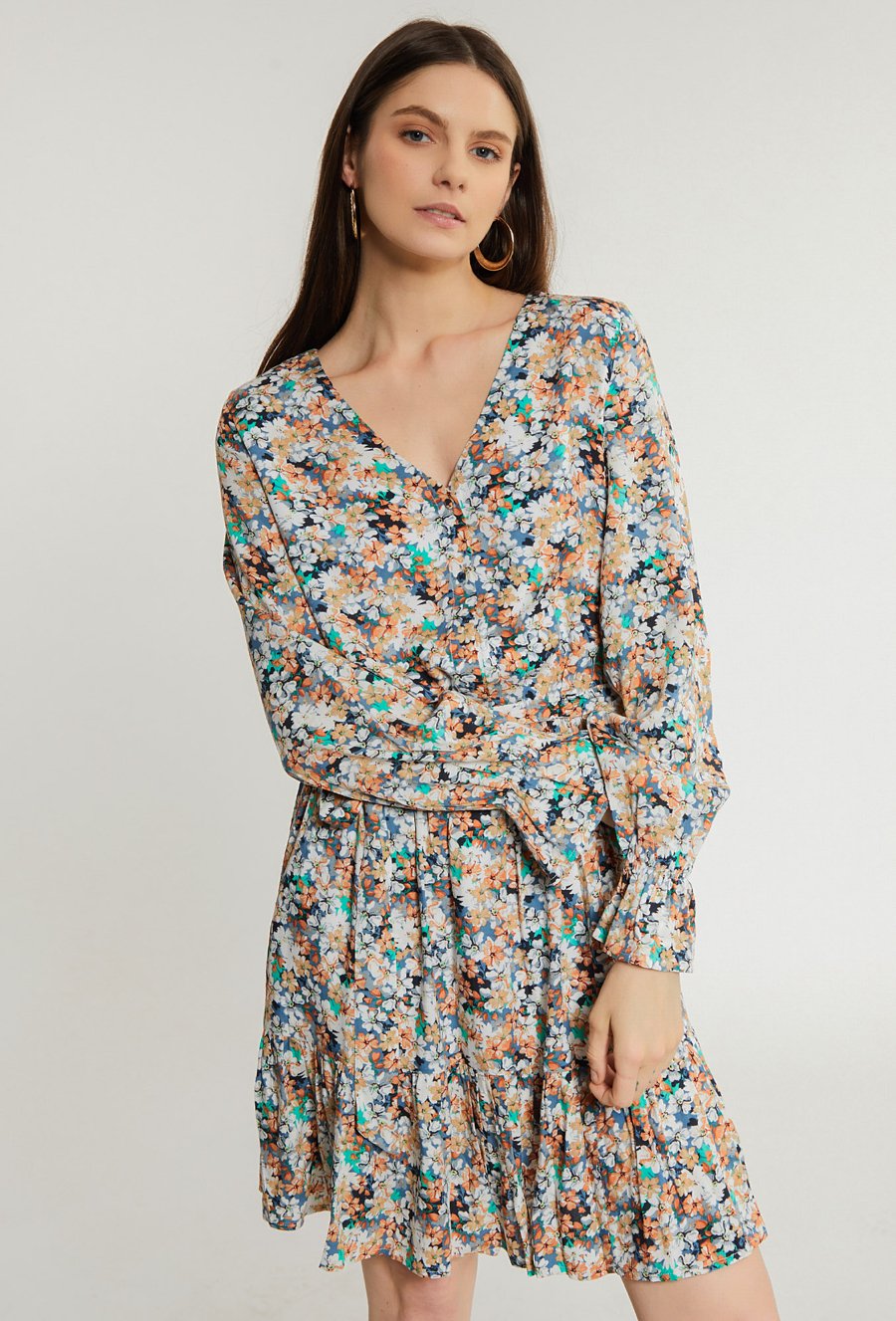 Sukienka w drobne kwiaty z falbanami