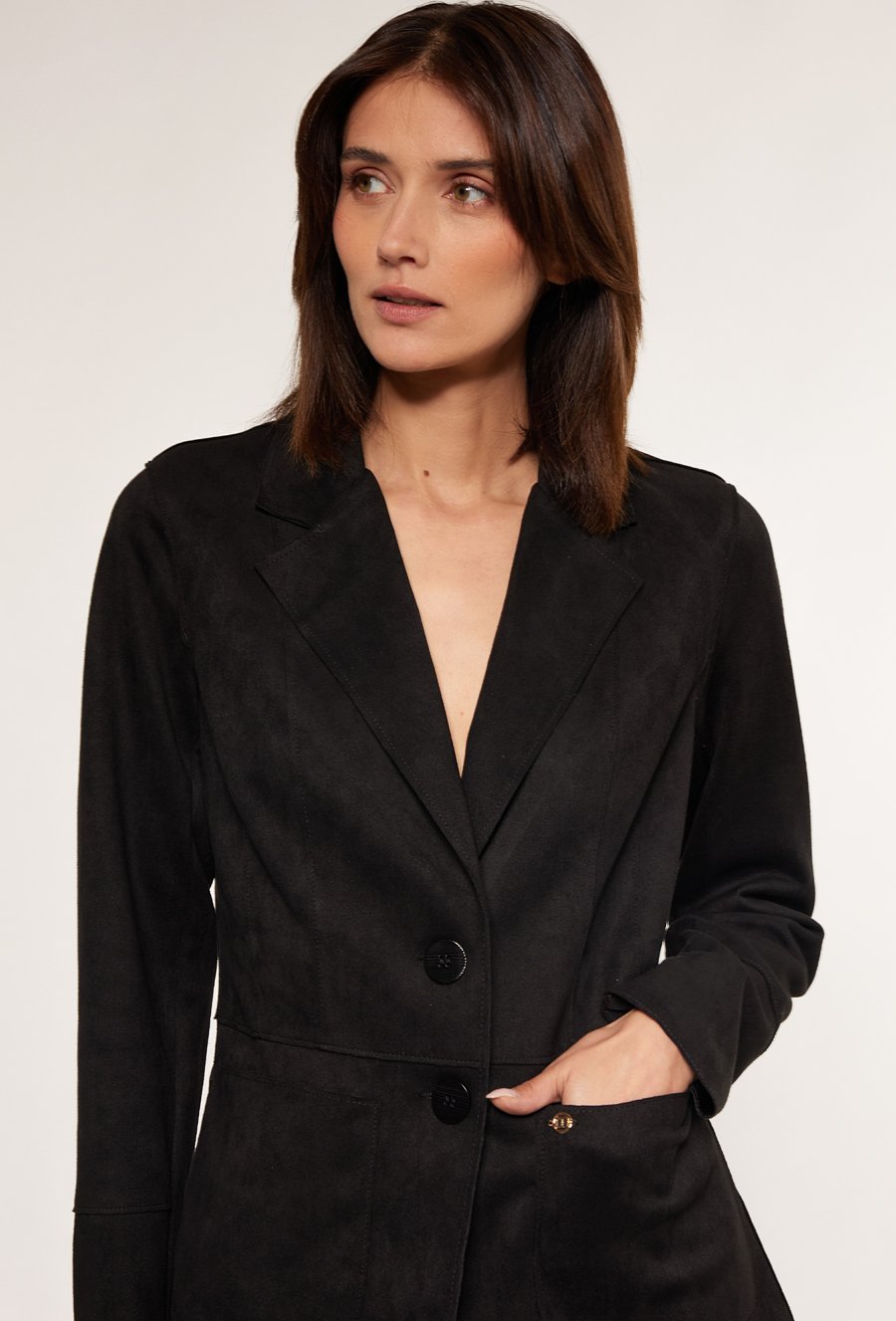 Zamszowy żakiet o klasycznym kroju