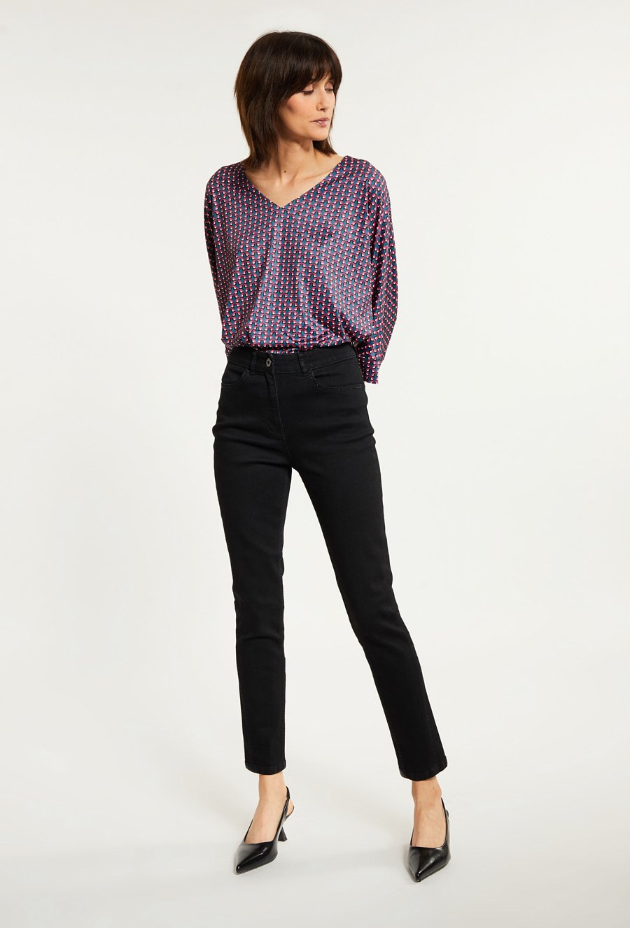 Jeansy damskie z dżetową aplikacją