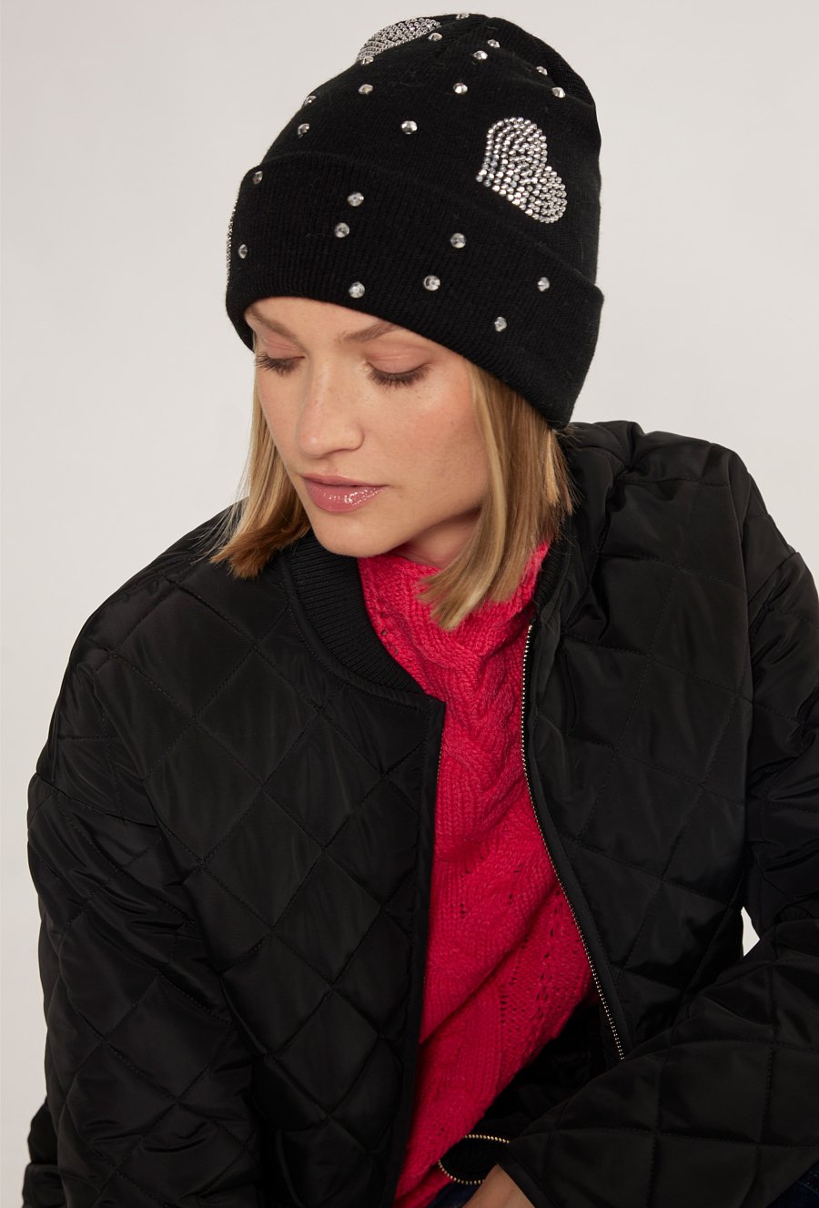 Klasyczna czapka z dżetową aplikacją