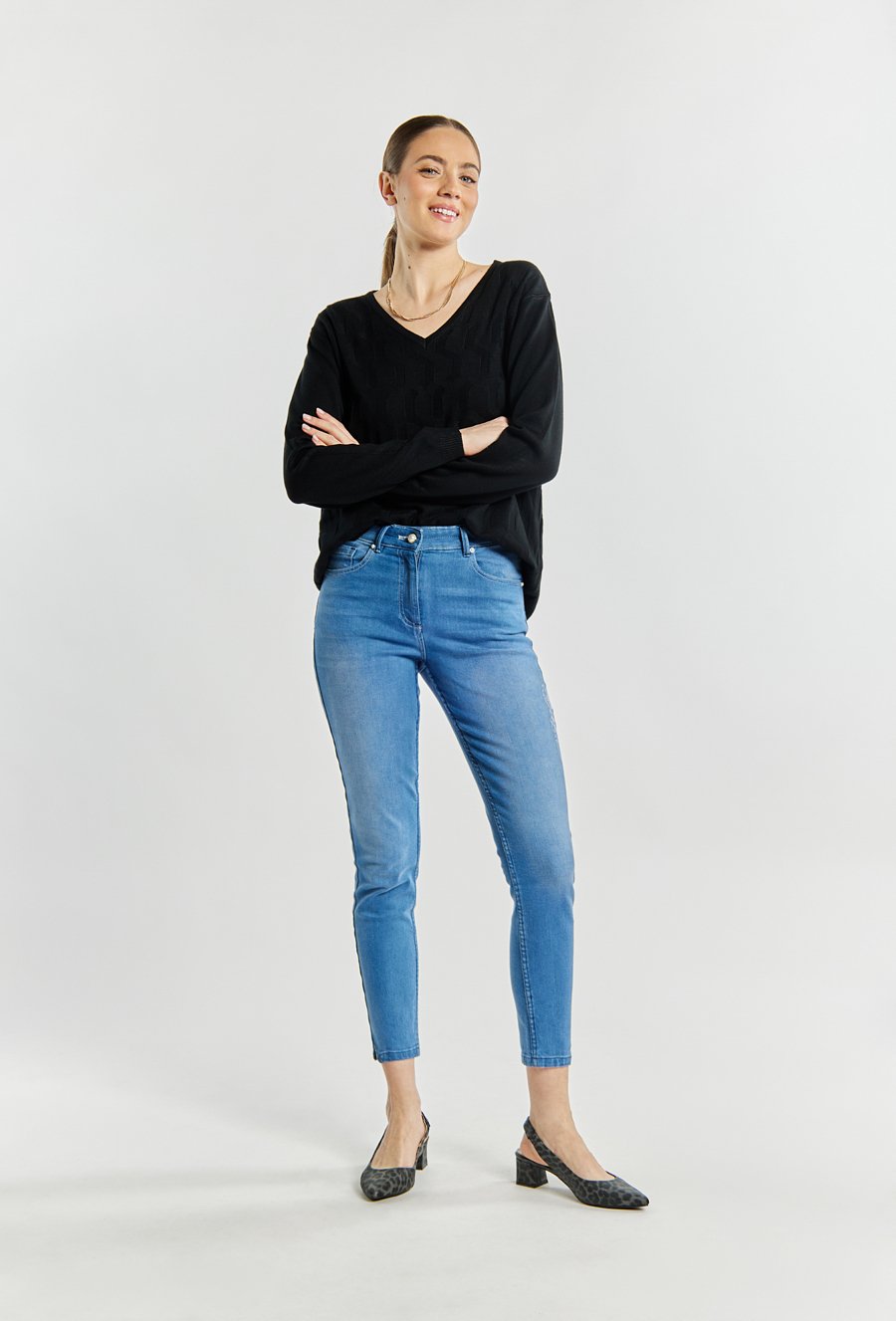 Sweter damski z delikatnym wzorem