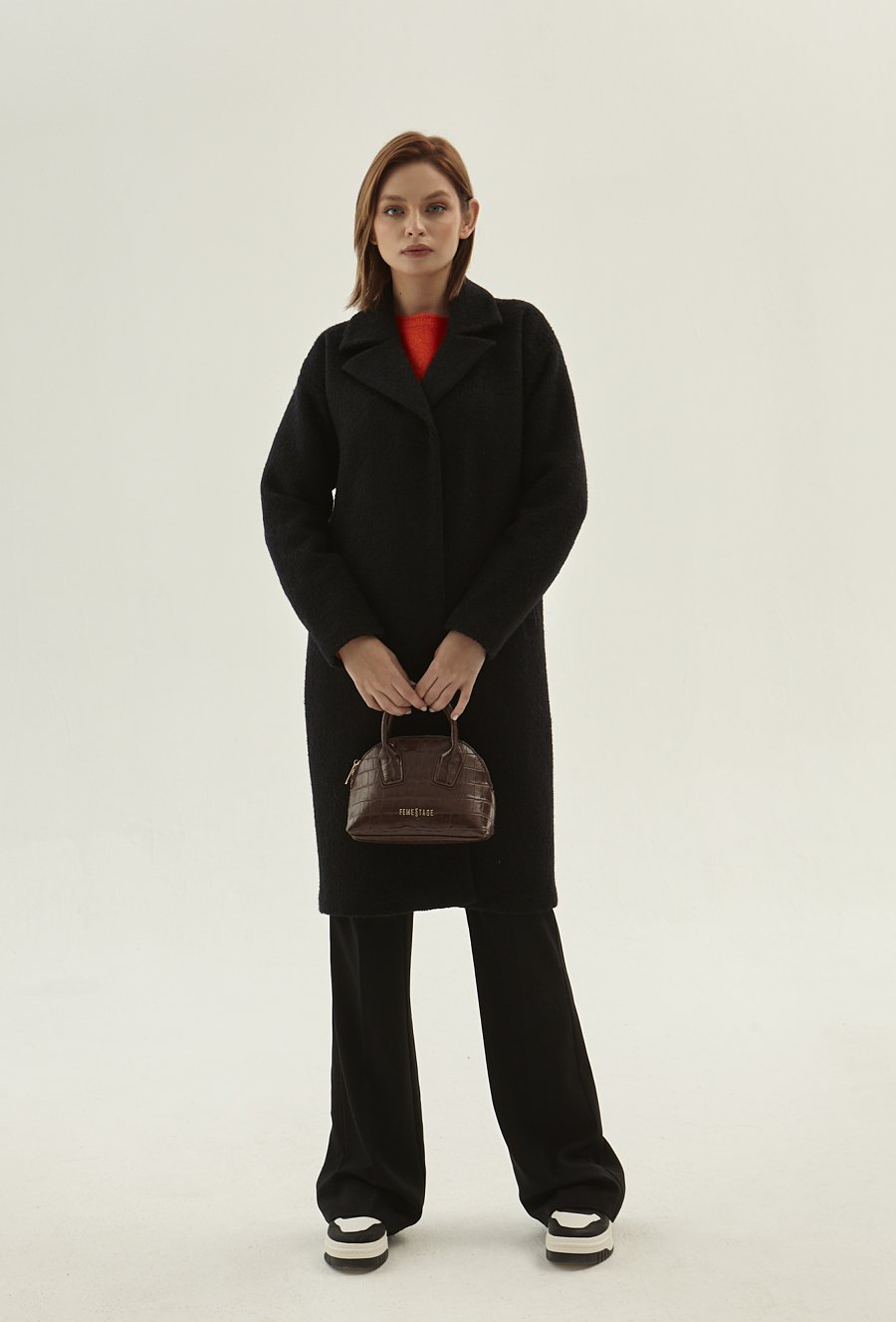 Czarny płaszcz z wełną