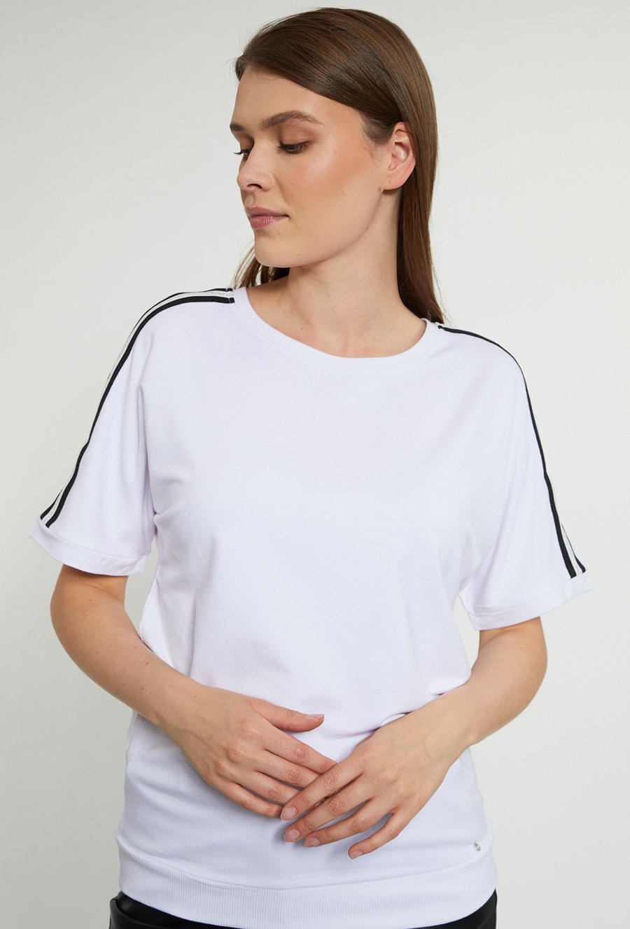 T-shirt z ozdobnymi paskami