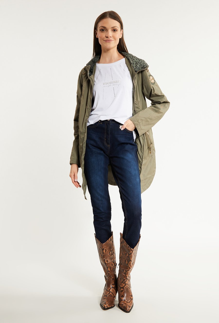 T-shirt z dżetową aplikacją