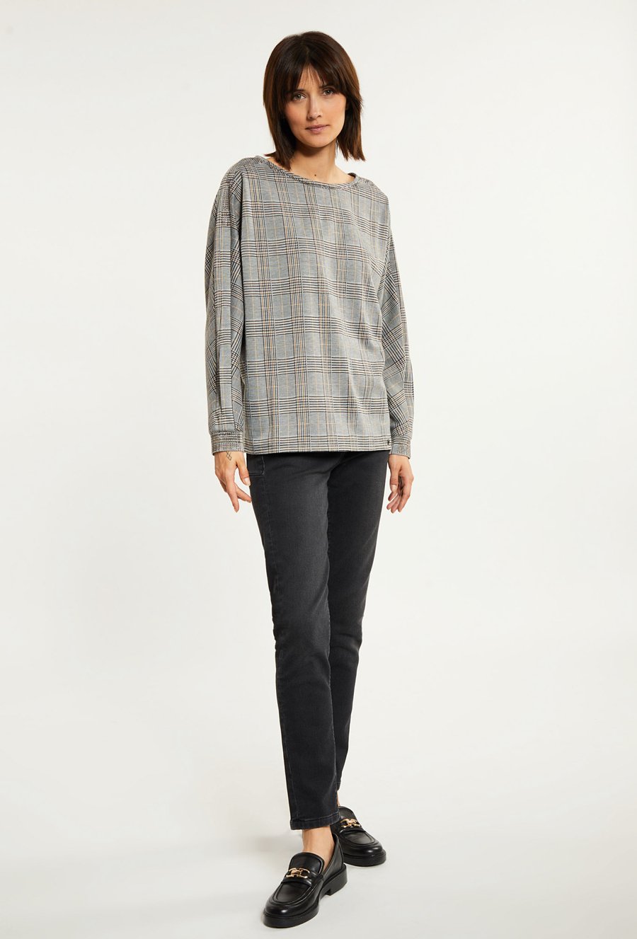 Bluza z dżetami na ramionach