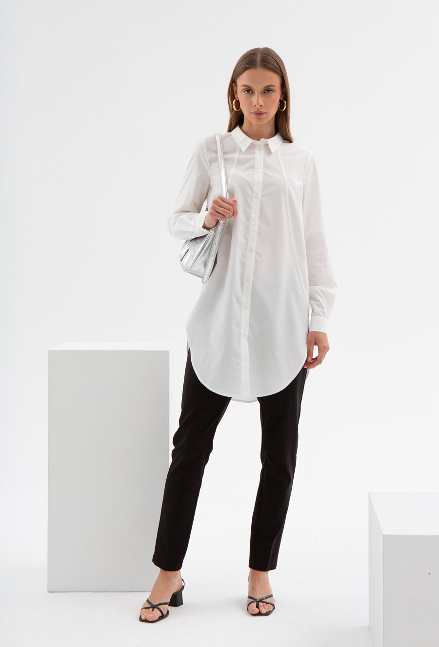 Biała koszula z domieszką bawełny