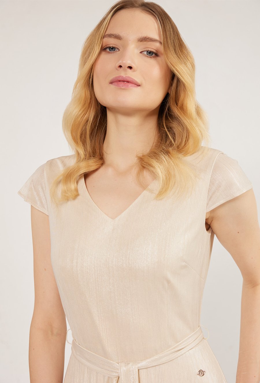 Połyskująca sukienka midi