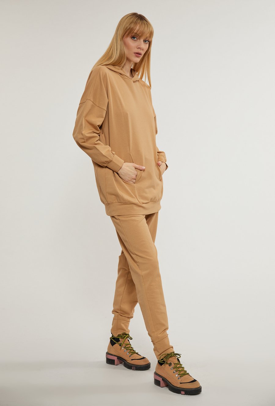 Beżowa bluza z kapturem