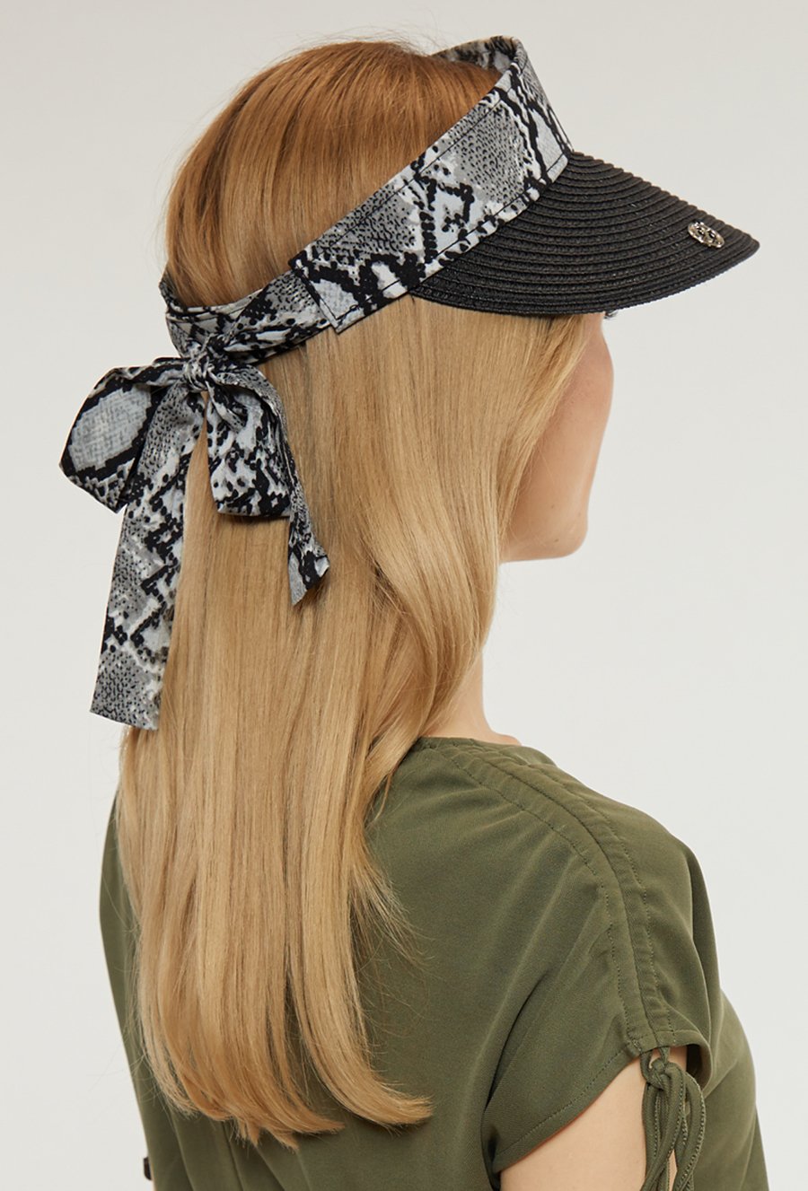 Daszek z wężowym wykończeniem