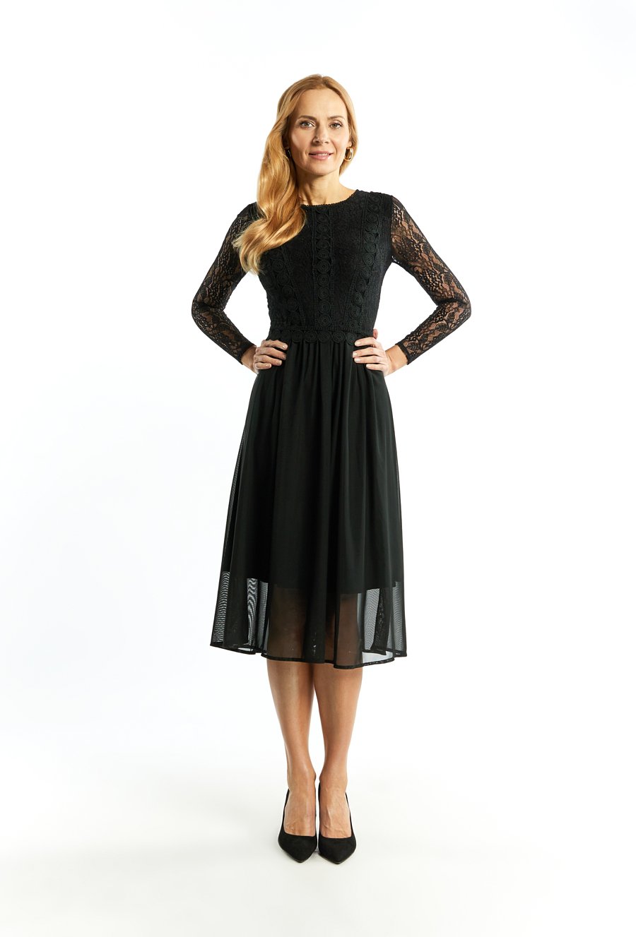 Szykowna sukienka z koronką