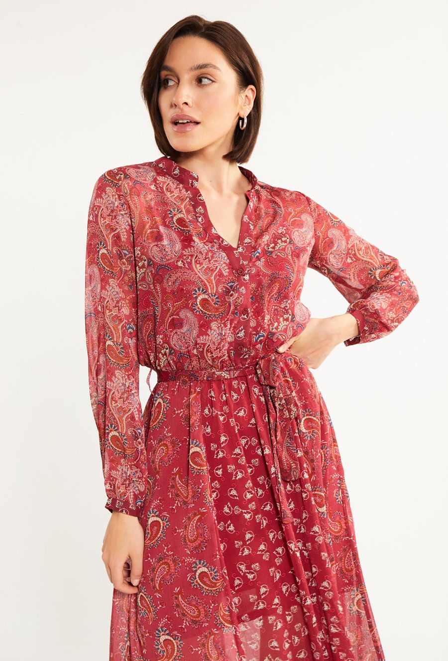 Wzorzysta sukienka midi z wiązaniem w talii