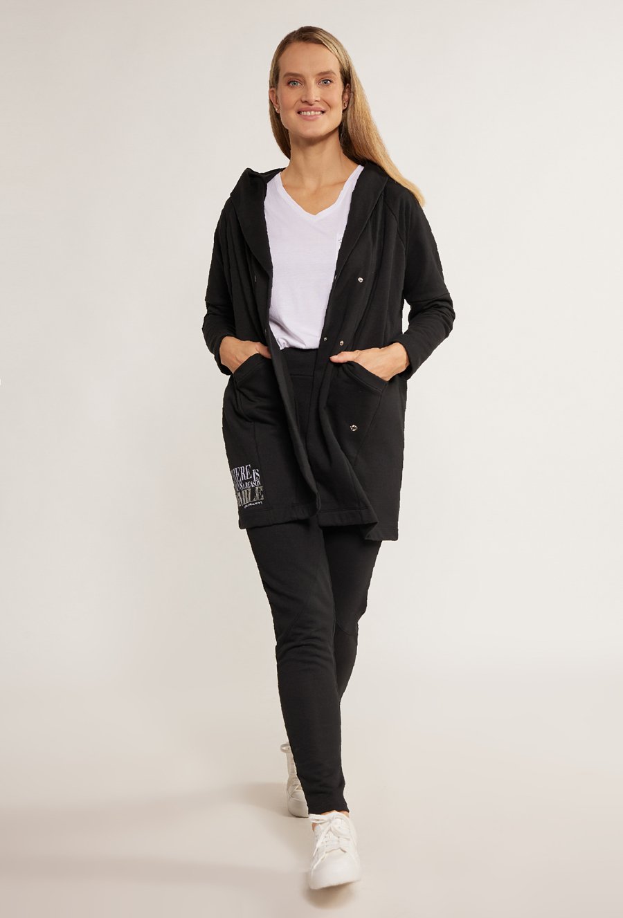 Długa bluza z kapturem i ozdobnymi napisami