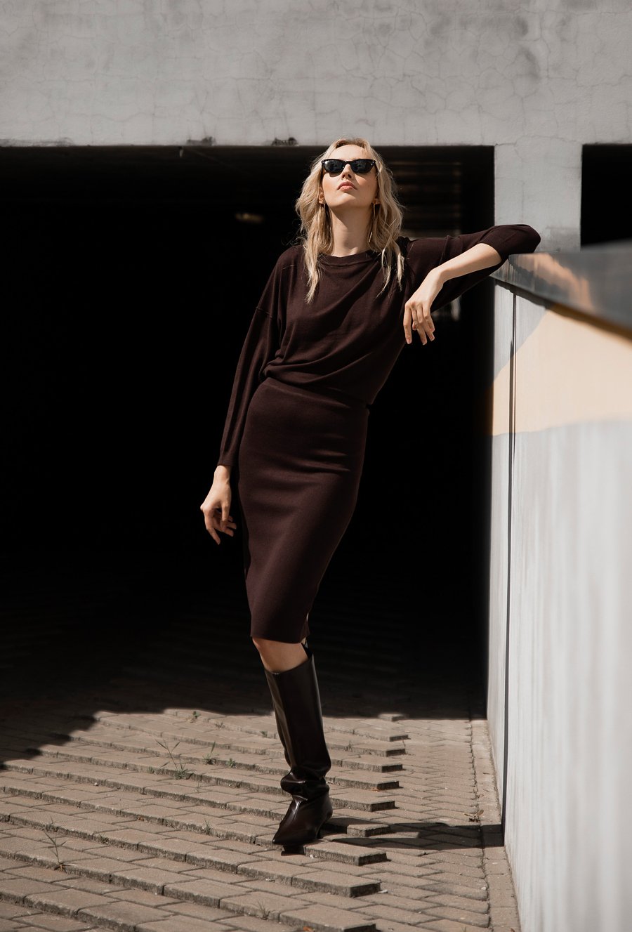 Sweter w odcieniu ciemnego brązu