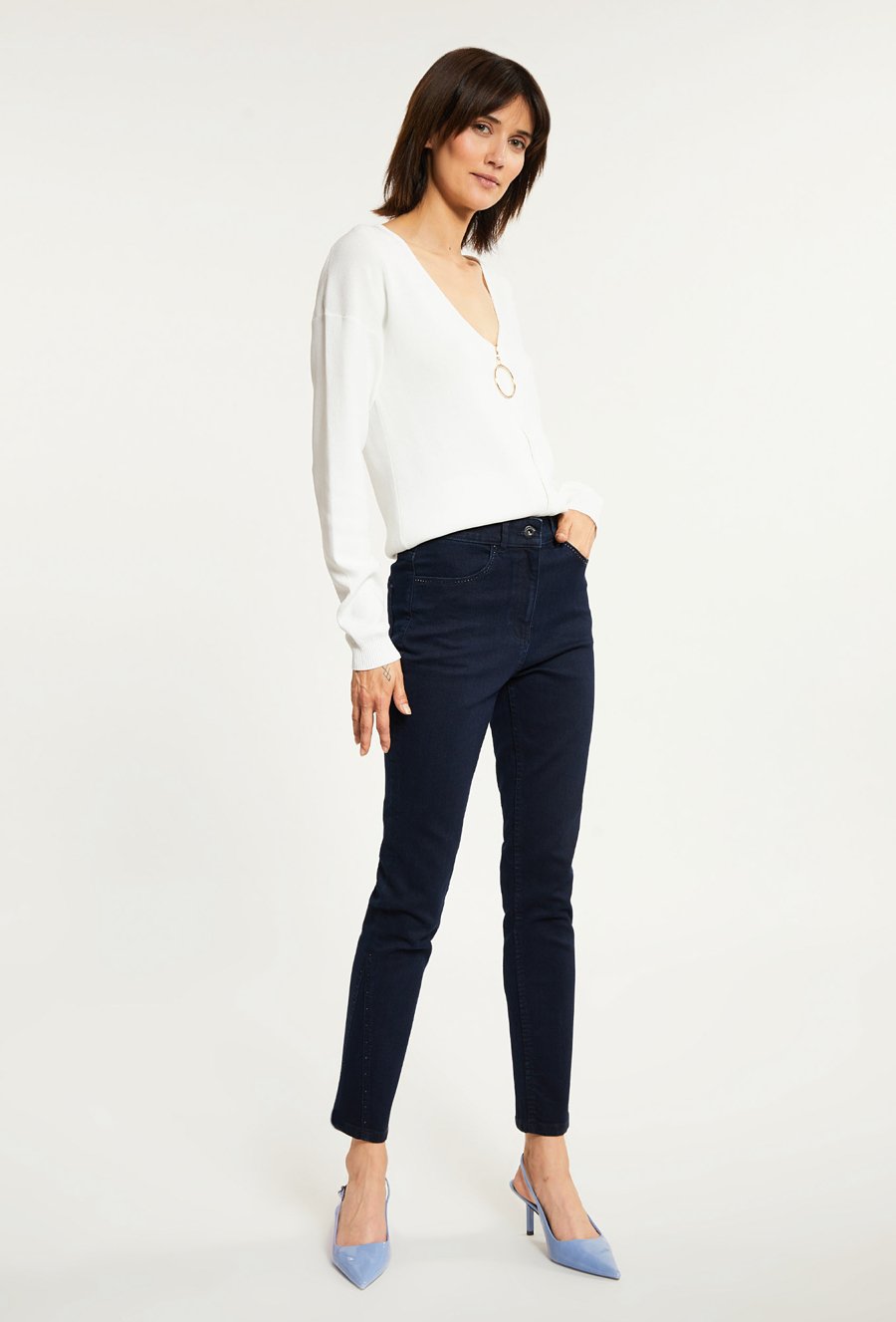 Jeansy damskie z dżetową aplikacją