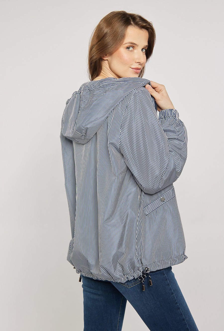 Wzorzysta kurtka z kapturem