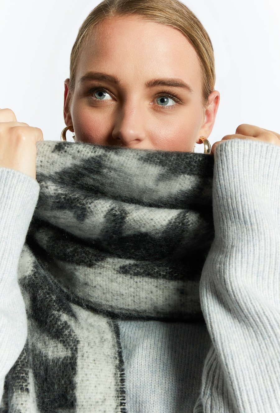 Wzorzysty szal z frędzlami