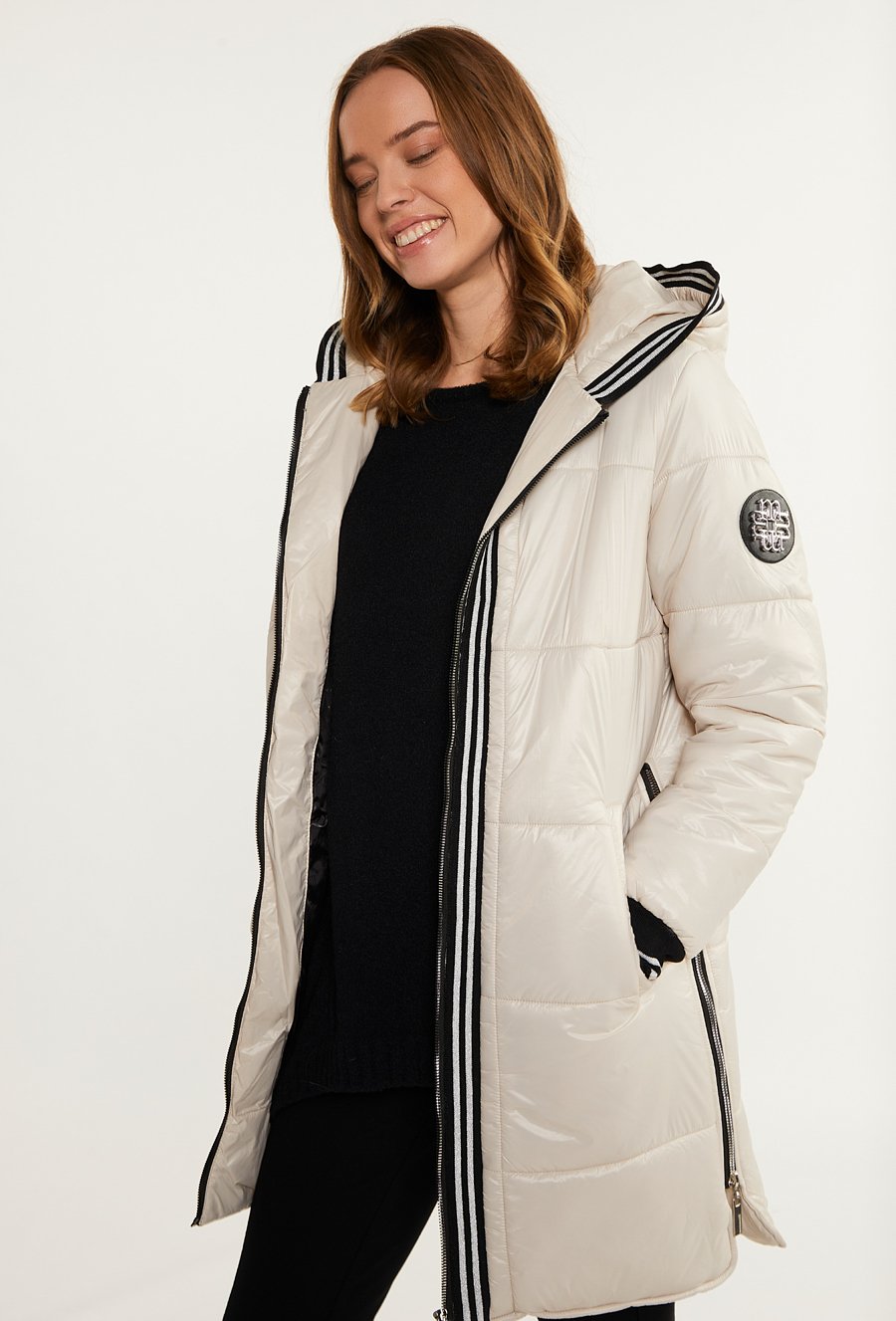 Płaszcz z ozdobną, połyskującą tasiemką