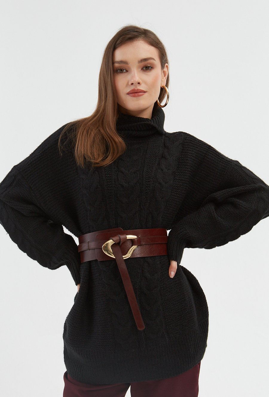 Czarny golf w warkoczowy splot