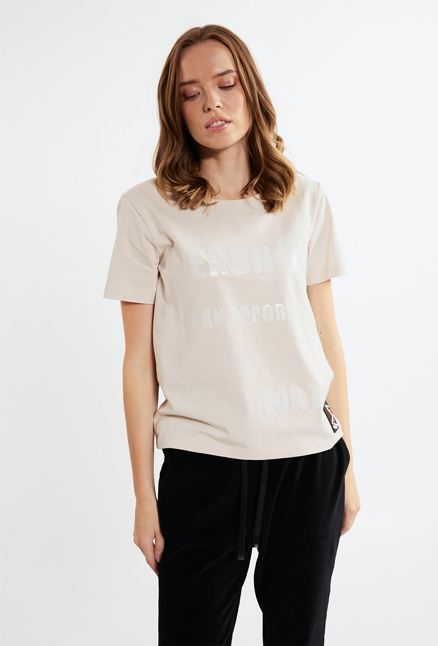 T-shirt z ozdobnym napisem