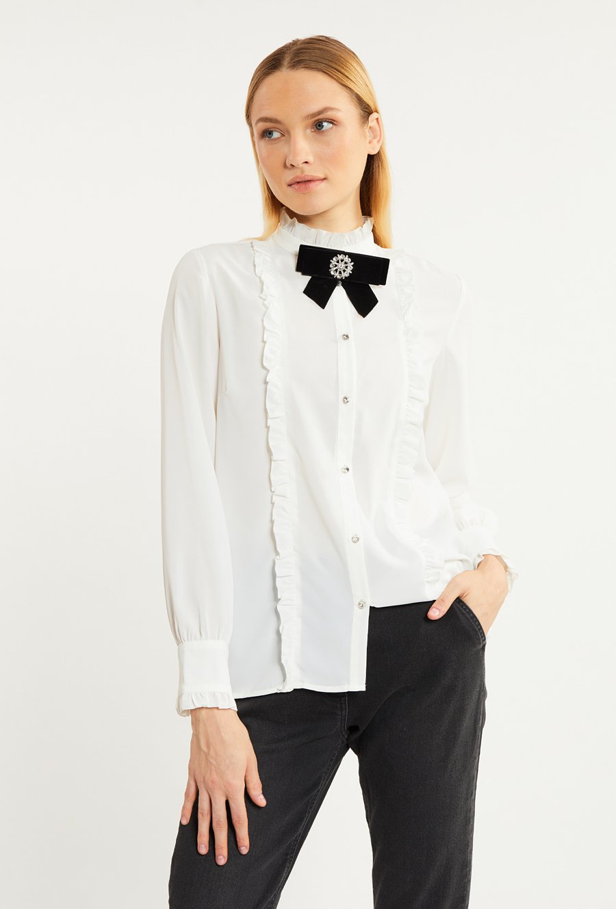 Elegancka bluzka damska z biżuteryjną aplikacją