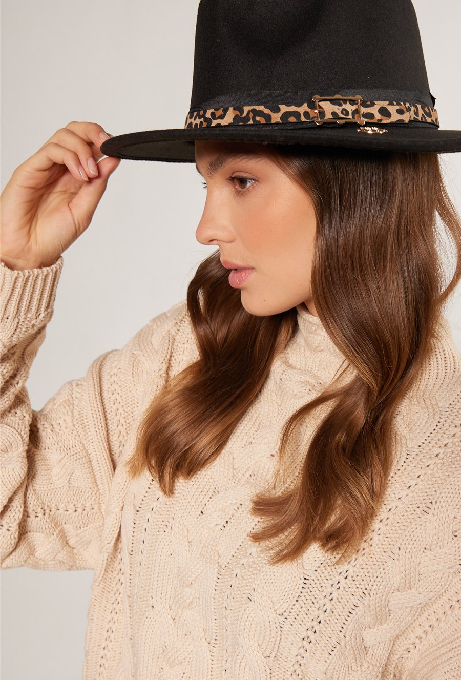 Kapelusz damski z ozdobną wstążką