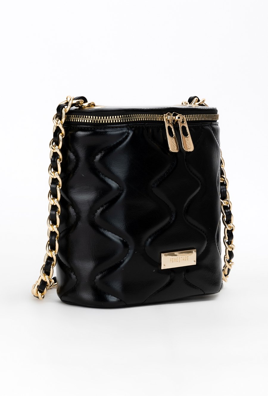 Kuferek damski typu crossbody.