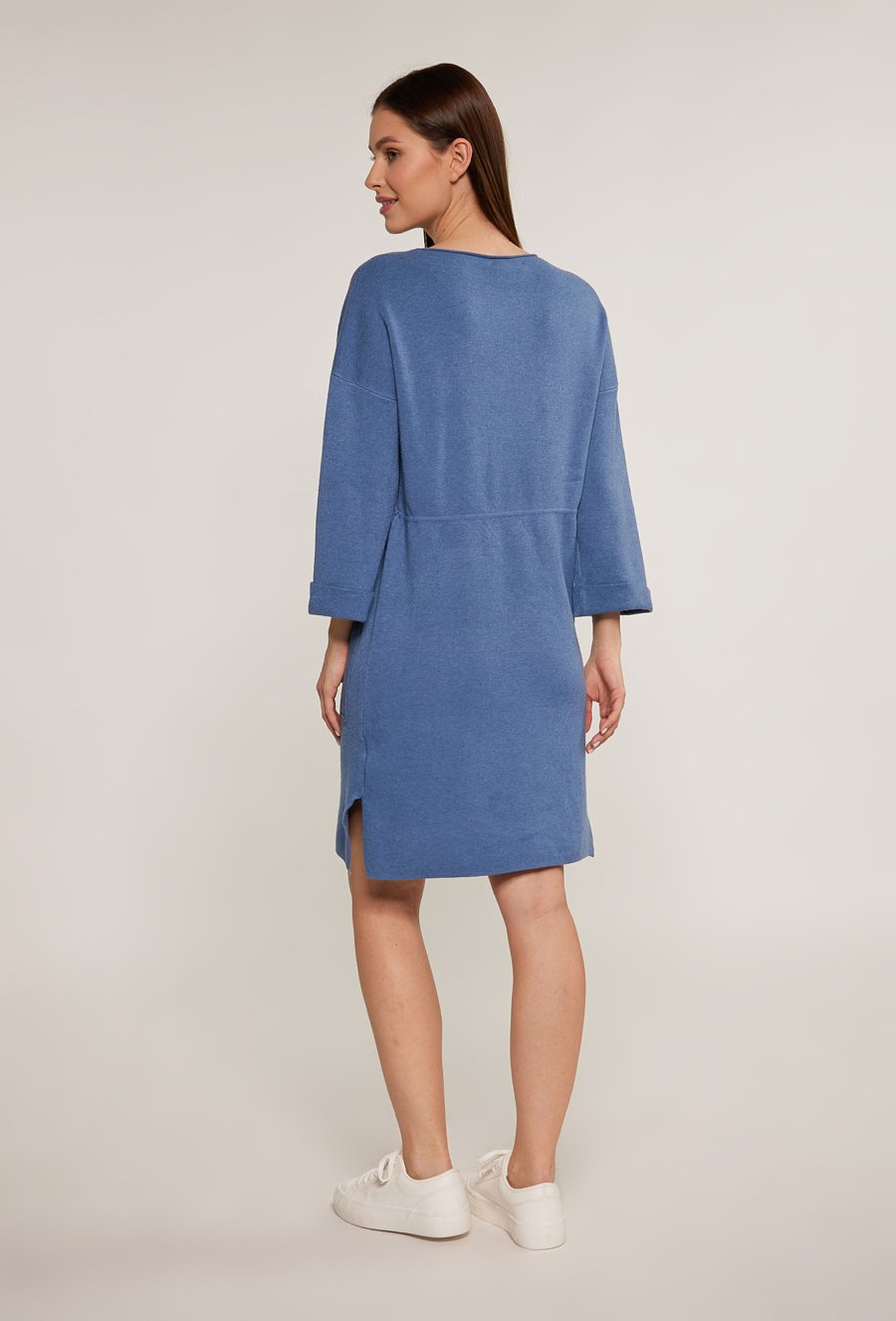 Swetrowa sukienka ze ściągaczem w talii