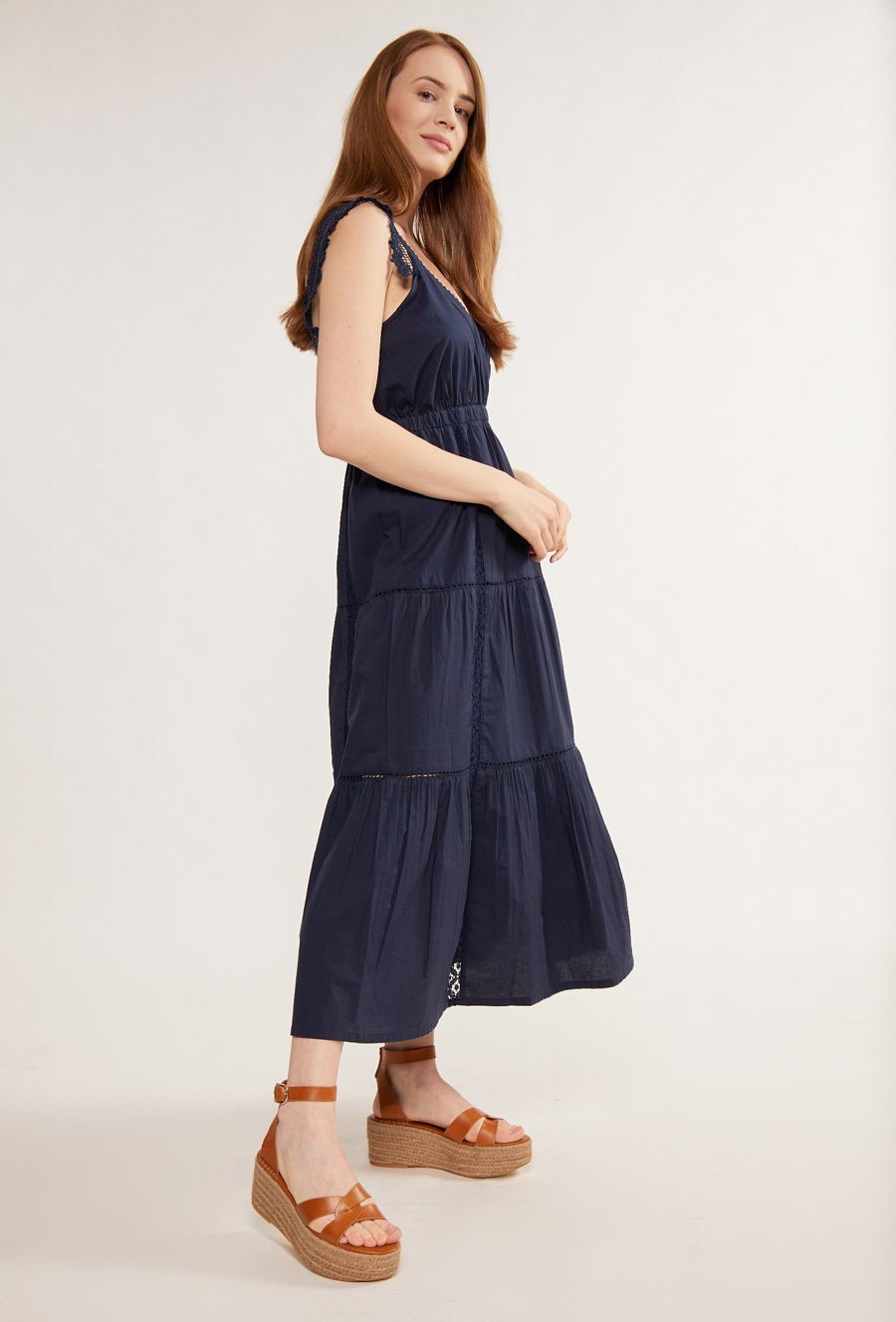 Sukienka z ozdobnymi ramiączkami