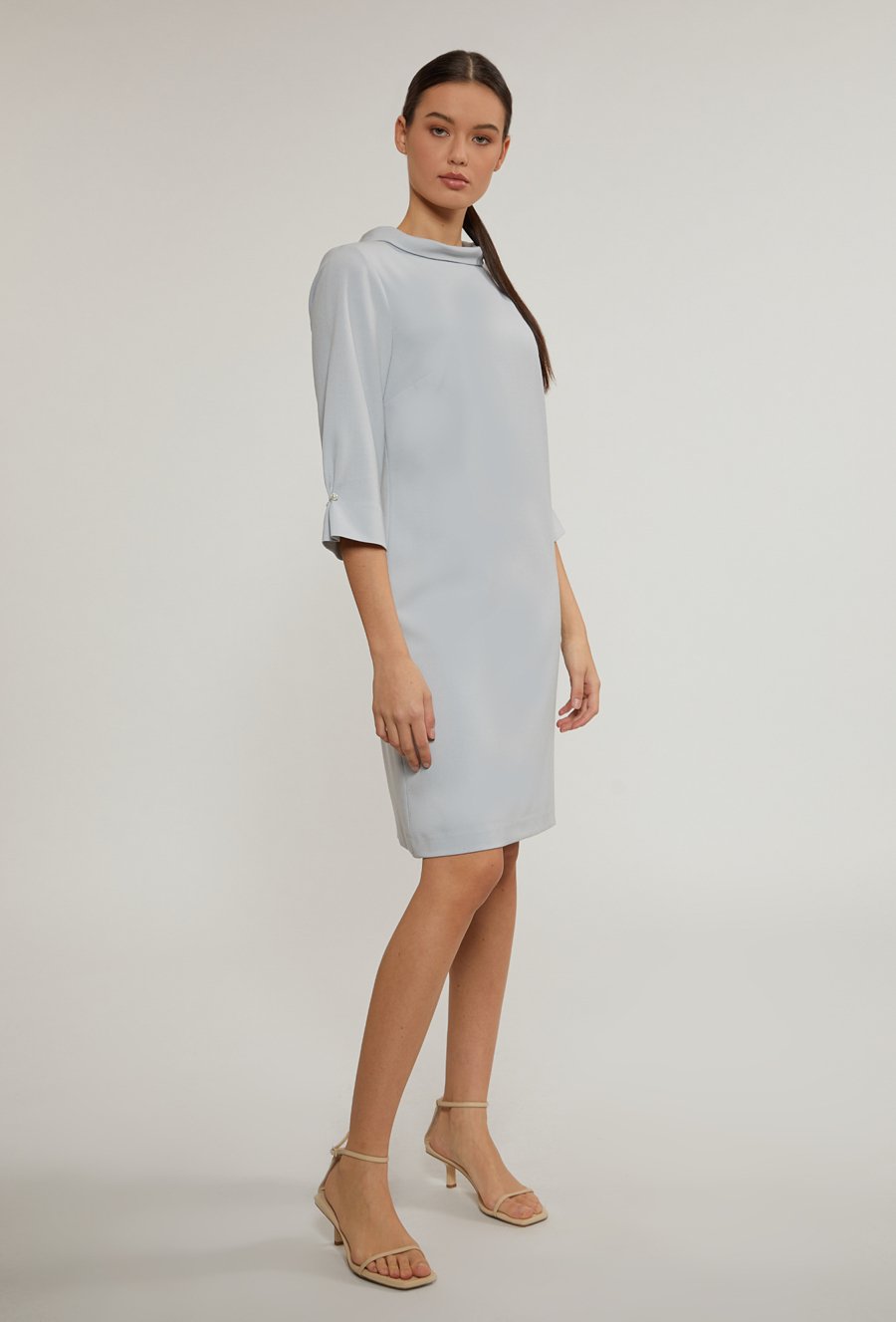 Elegancka sukienka z kołnierzem