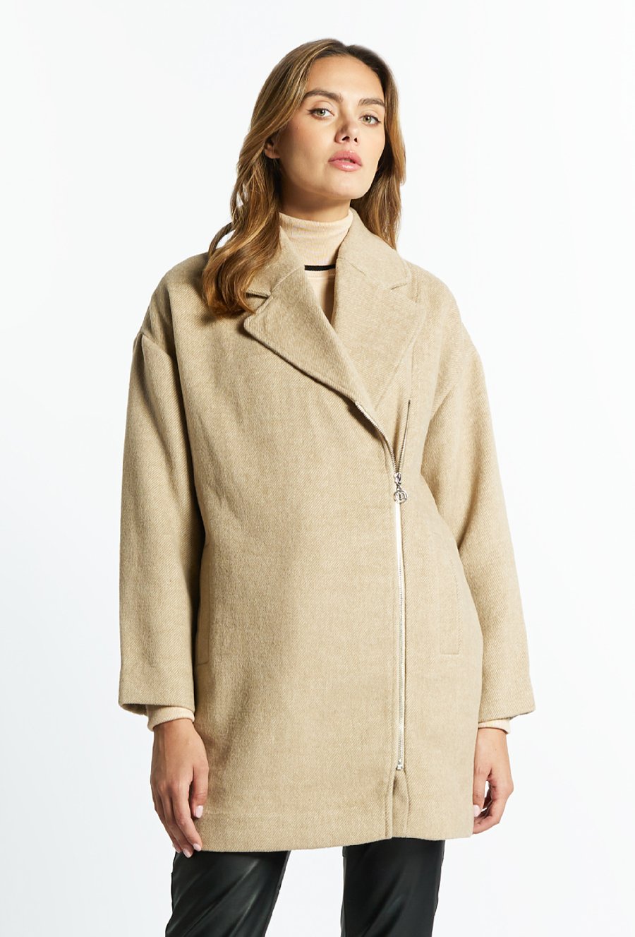 Płaszcz damski z klasycznymi klapami