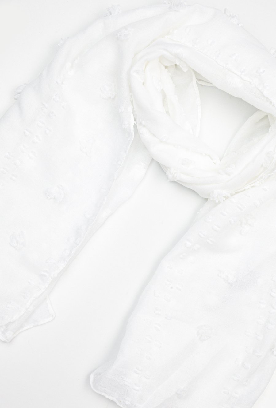 Lekki szal z ozdobnym szyciem