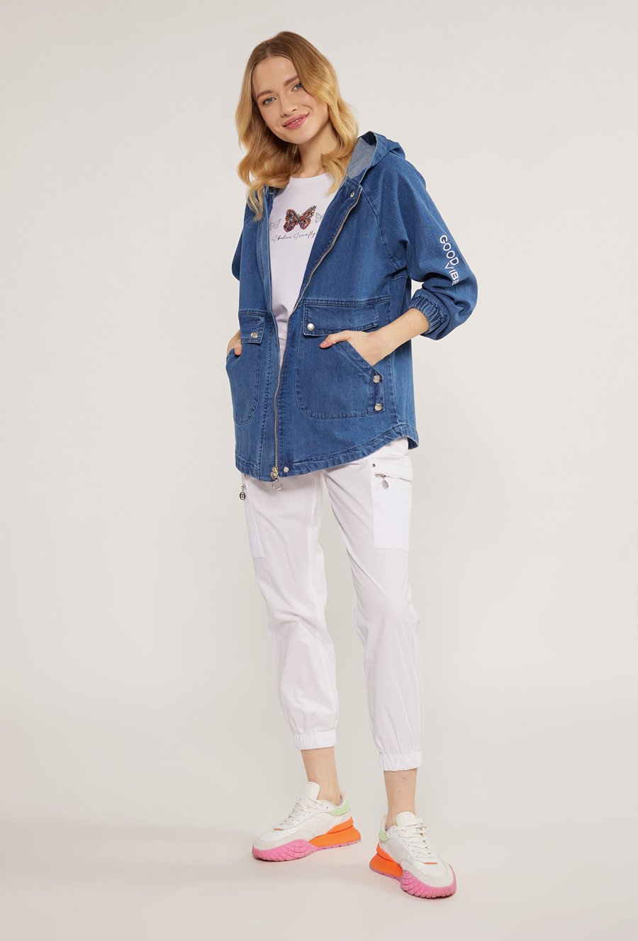 Przejściowa parka z kapturem