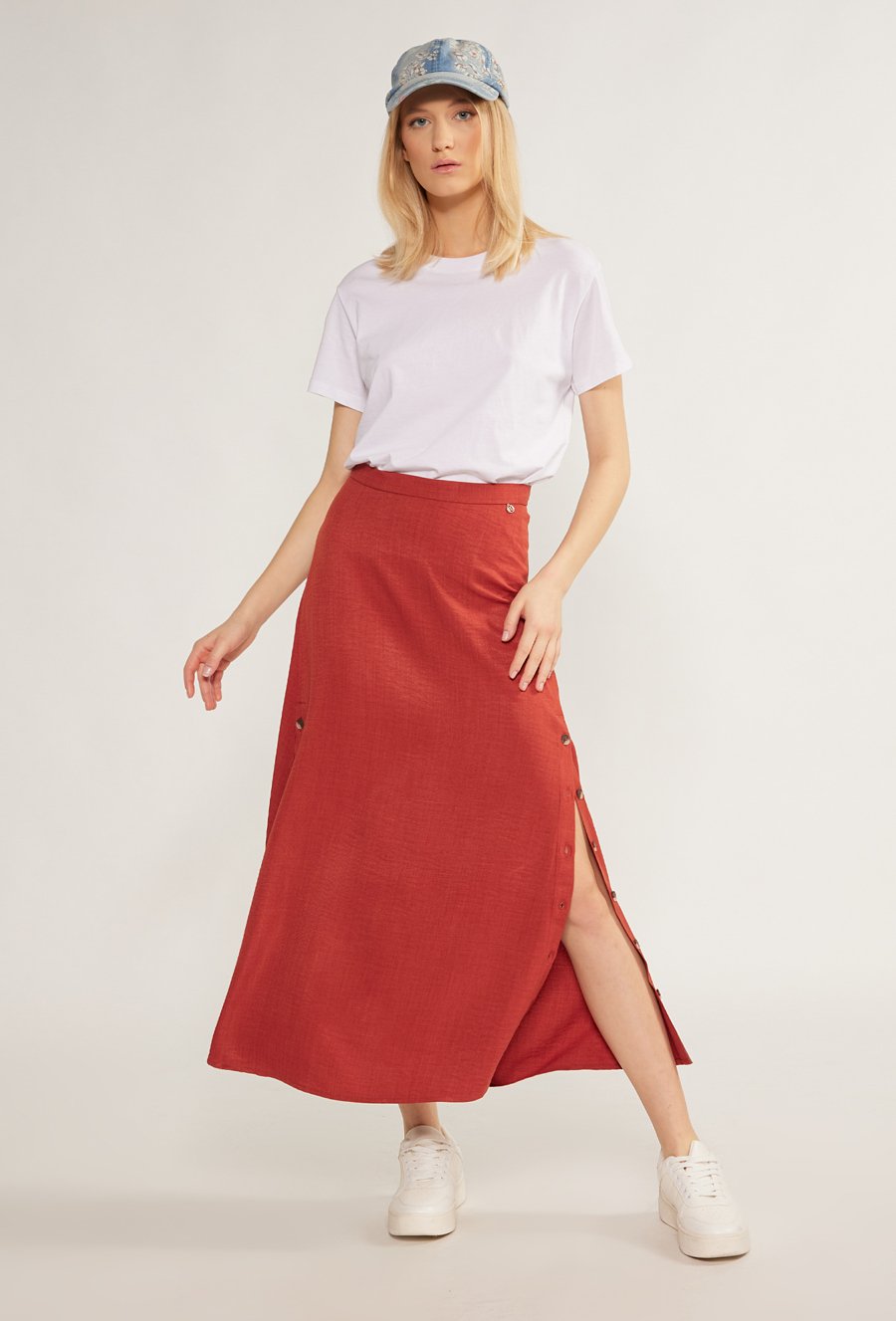 Czapka damska z daszkiem w kwiaty