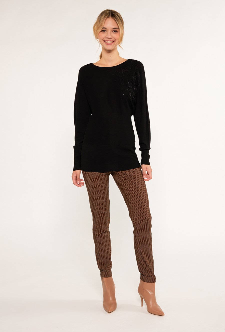 Sweter z dżetową aplikacją