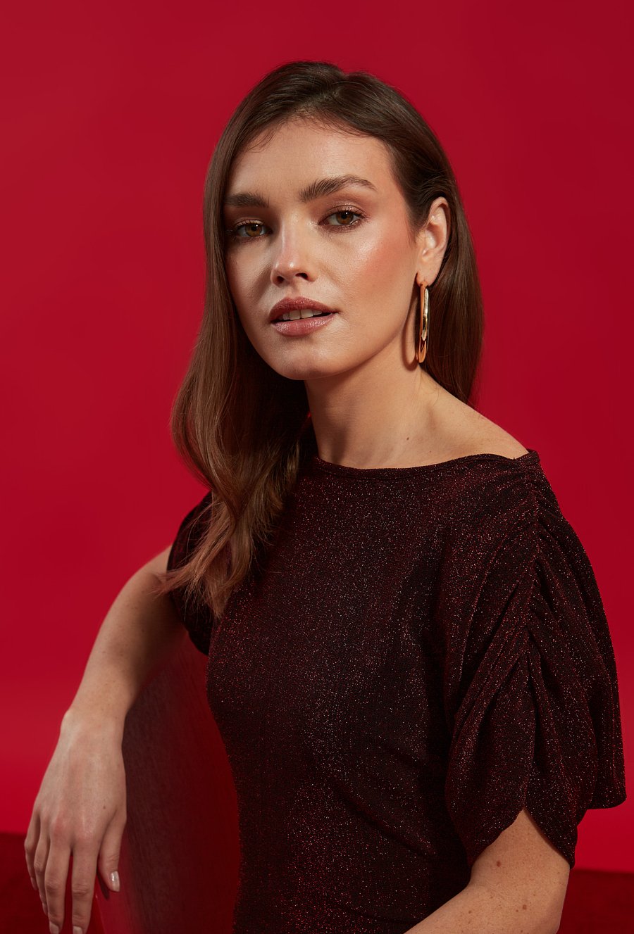 Połyskująca sukienka z kr&oacute;tkim rękawem