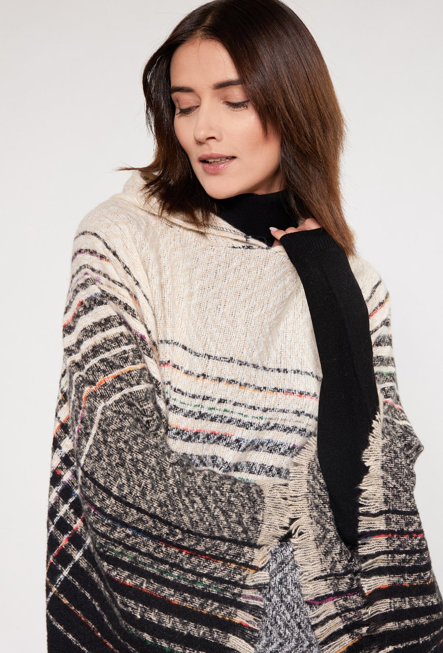 Wzorzysty szal z kapturem