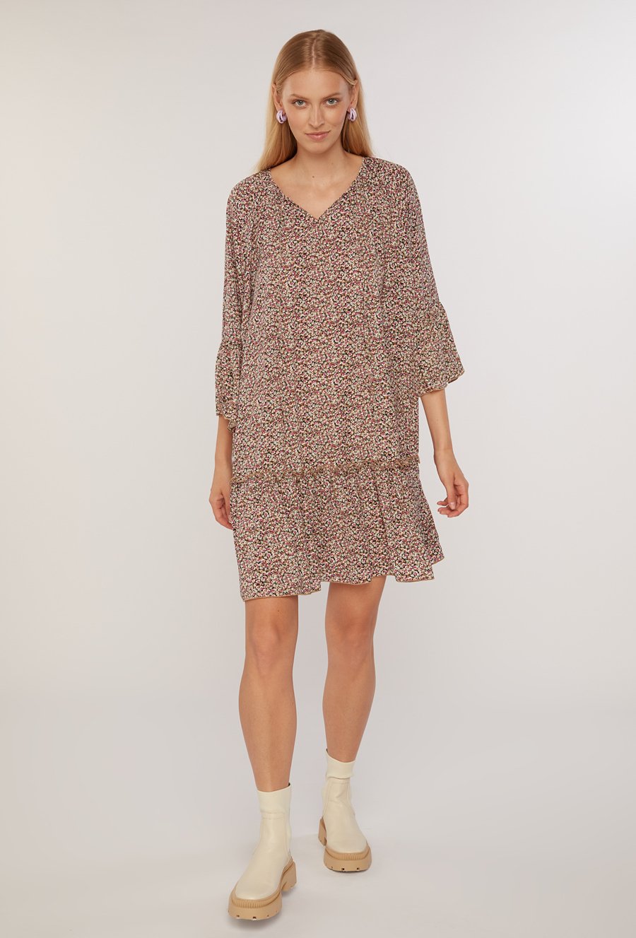 Sukienka z falbaną w drobne kwiaty