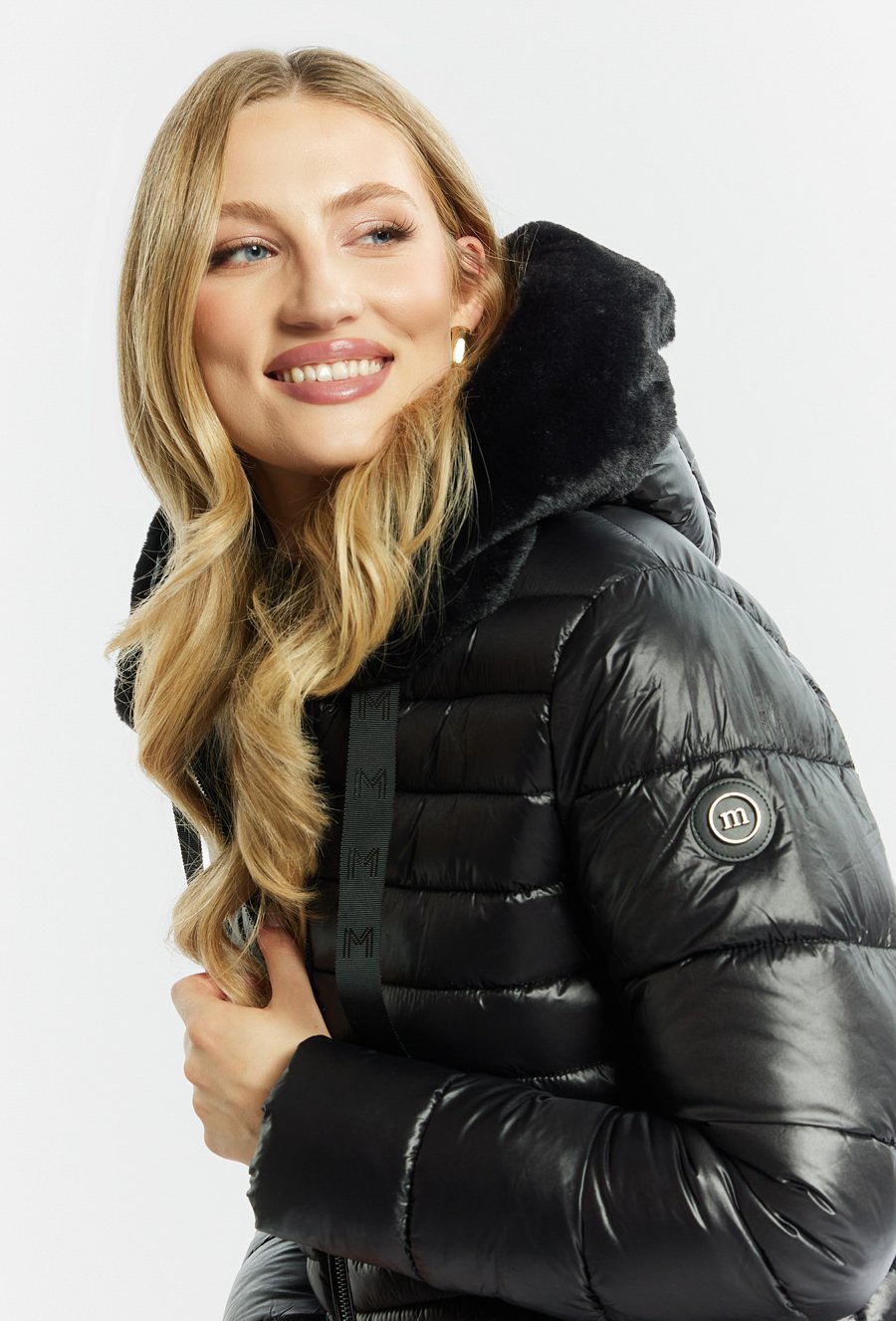 Płaszcz damski z ozdobną aplikacją