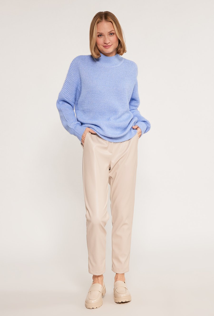 Sweter o swobodnym kroju