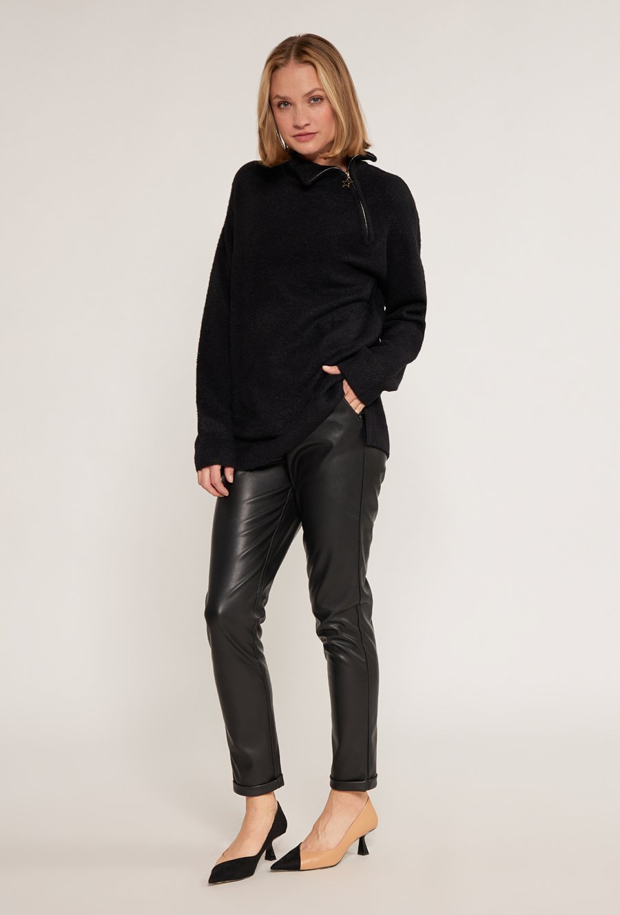 Sweter z aplikacją przy dekolcie