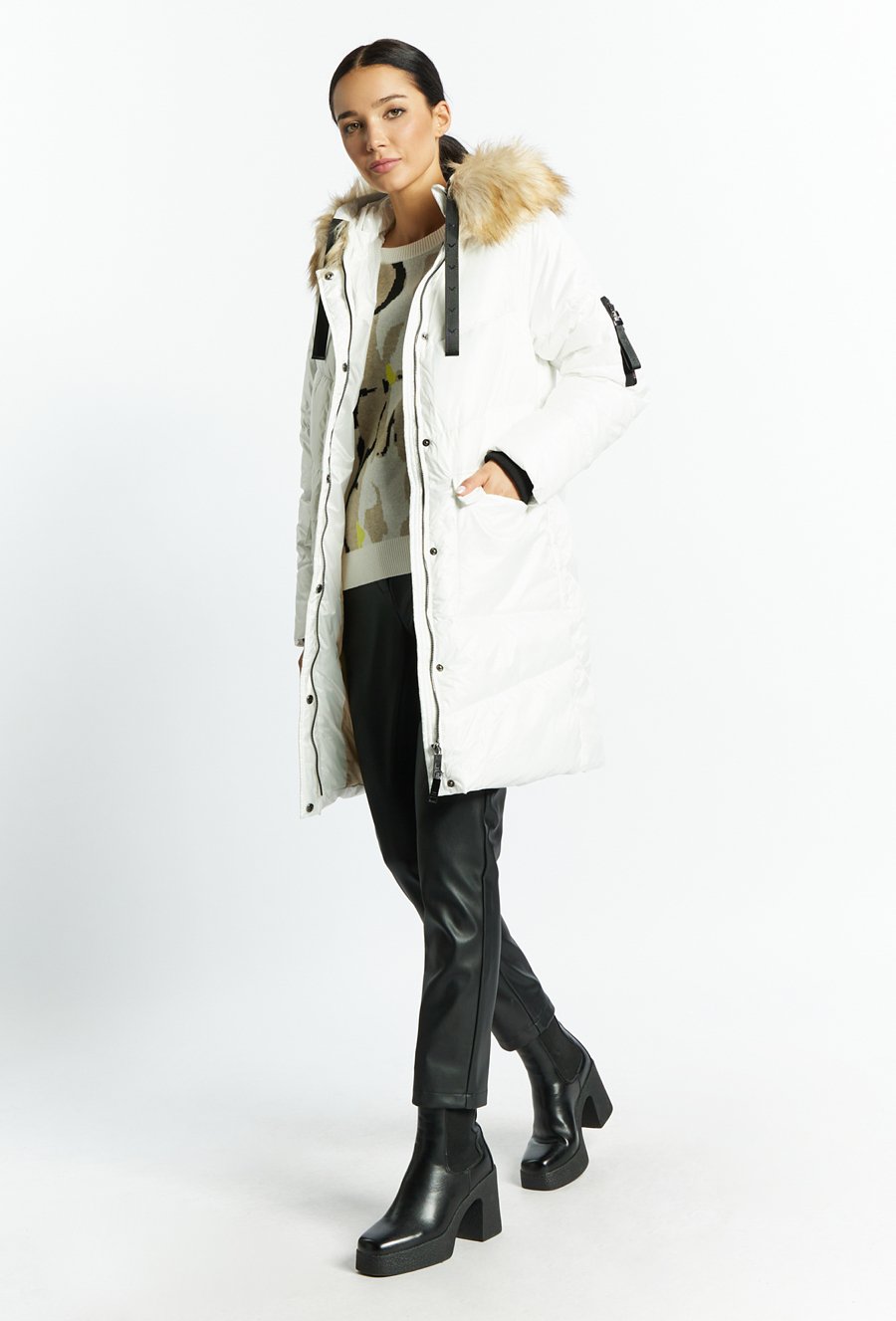 Pikowany płaszcz z kapturem