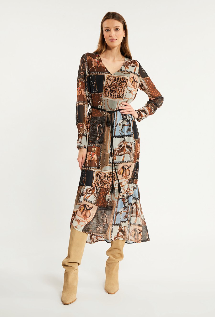 Wzorzysta sukienka midi z paskiem