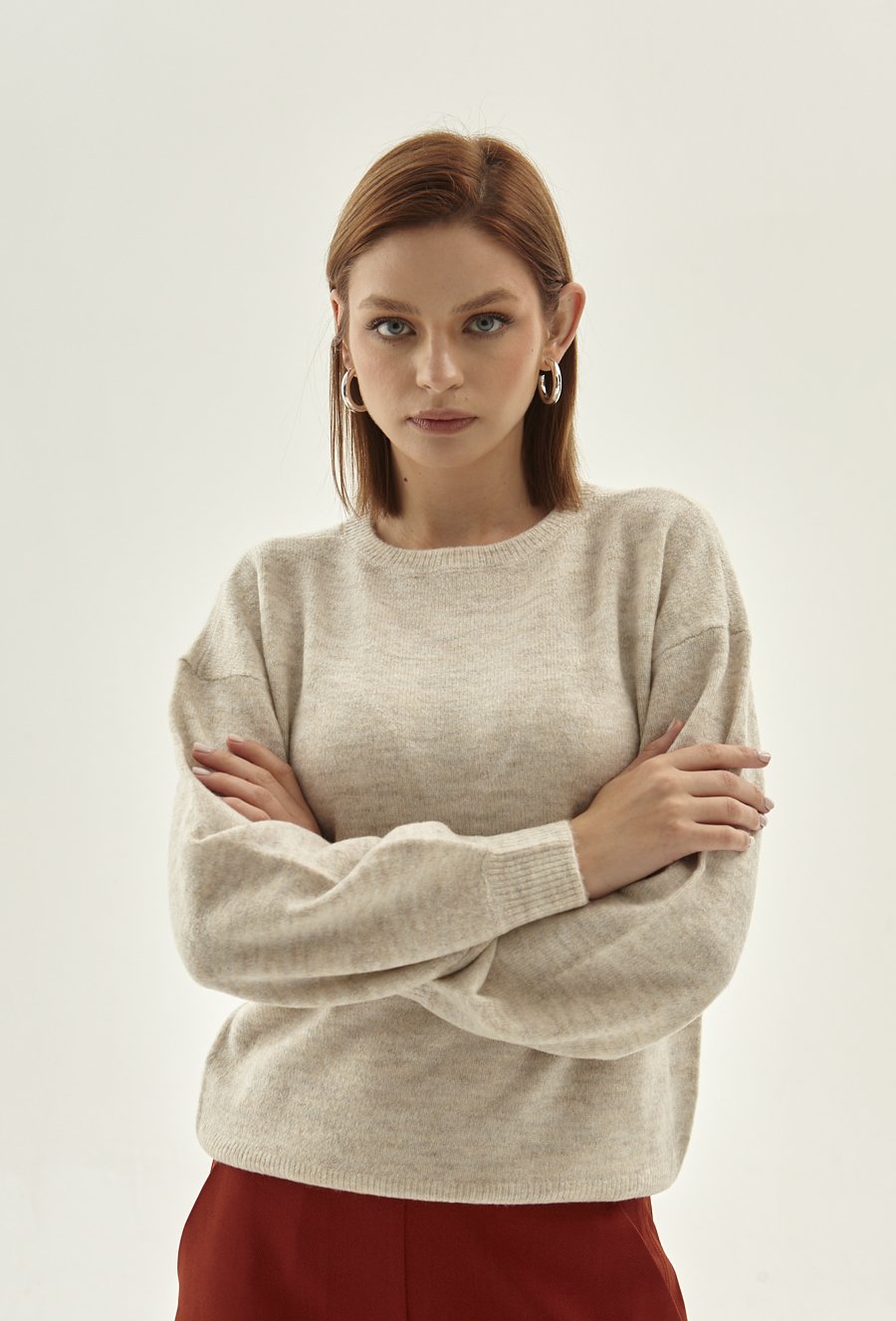 Gładki sweter w kolorze beżowym